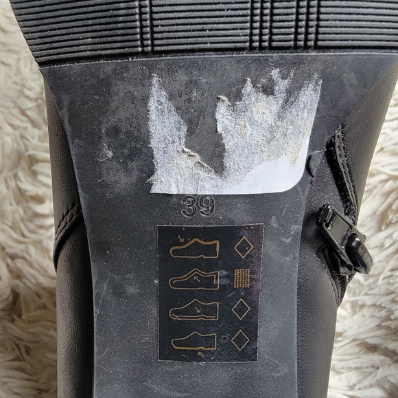 Le Chateau ankle booties - Picture 5 of 8